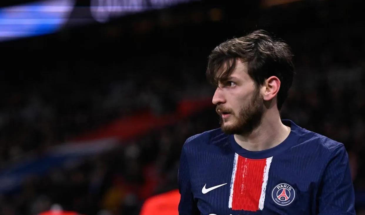 关于巴黎圣日耳曼清晨内部沟通；志在法甲名次提升；态度坚定；赛程密集仍需轮换的信息